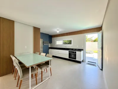 Casa em Bairro Mobiliada e Decorada no Bairro Zona Norte / Capão da Canoa — foto 5
